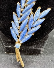 Vintage Crown Trifari Symphony Blue Thermoset Necklace Brooch Set Demi Parure