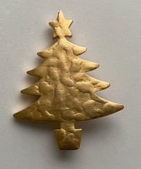 VINTAGE VERO CHRISTMAS TREE PIN BROOCH GOLD TEXTURED SIGNED MCM HTF 70s 31