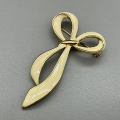 Vintage Brooch Women Cream Gold Tone Enamel Bow Ribbon Pin Jewelry 2.5 Inches