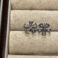 Vintage Crystal Flower Earrings 5 Petal Flower Stud Silver tone 1/2 In Wide