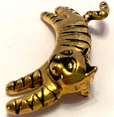 Vintage Anne Klein Gold Tone/Black 2.5″ Striped Happy Relaxing Cat Brooch/Pin