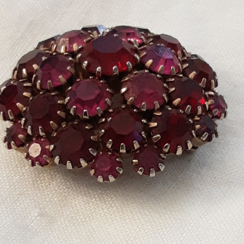 Vintage Multi Shades of Pink/Purple and Red Rhinestone 1.25″ Brooch Unsigned