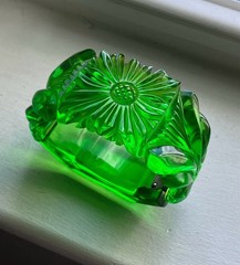 Vintage Chunky Daisy Carved Green Apple Juice Prystal Bakelite Clamper Bracelet