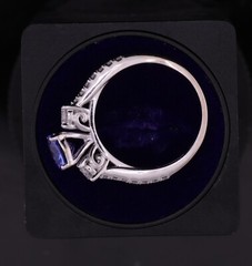 Beautiful Tanzanite and Diamond 14K White gold ring Size 6-1/2