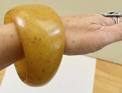 Vtg 1960s 70s LUCITE Acrylic Resin Chunky Applesauce Speckled Heavy Bangle 92g