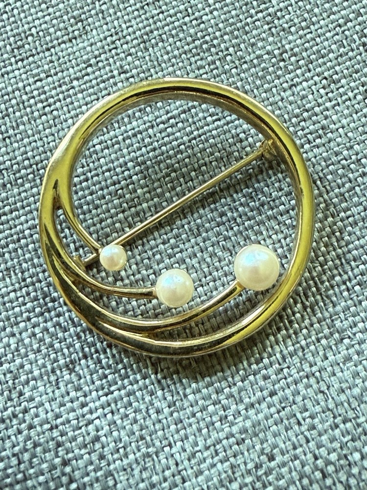 Vintage Round Faux Pearl Brooch Pin Gold Tone Capsule Minimalist Career Office