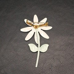 Vintage Jewelry White, Yellow And Green Enamel Flower Pin Brooch. 17.463