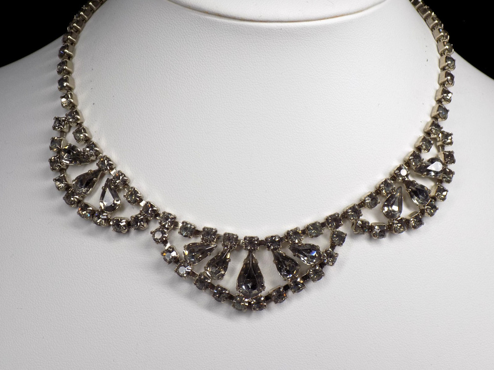 Vintage Weiss Choker Necklace Silver-tone Smoky Gray Rhinestones 14.5″ Hook