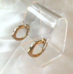 AVON 1978 GOLD TONE SLEEK & SASSY HOOP CLIP ON EARRINGS 595