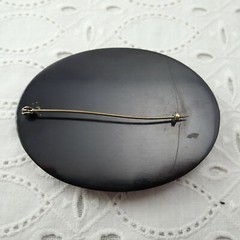 Art Deco Vintage 3 1/8″ Black Red Bakelite Cameo Figural Oval C Clamp Pin Brooch