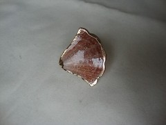 VTG HANDMADE NATURAL LACQUERED SEASHELL GOLD PLATED HINGED DRESS/SCARF CLIP