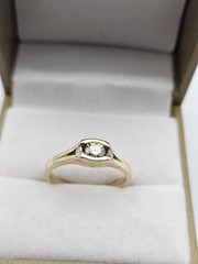 Vintage 14k yellow white gold 3 diamond ring Size 7.25 3.1 Grams Approx. .23 Tcw