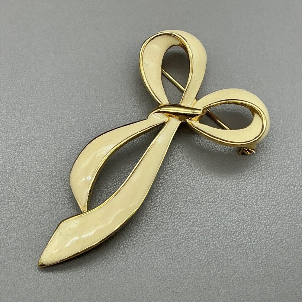 Vintage Brooch Women Cream Gold Tone Enamel Bow Ribbon Pin Jewelry 2.5 Inches