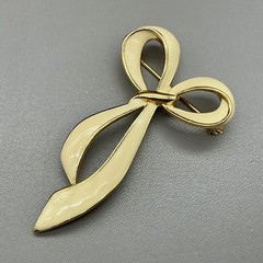 Vintage Brooch Women Cream Gold Tone Enamel Bow Ribbon Pin Jewelry 2.5 Inches