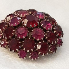 Vintage Multi Shades of Pink/Purple and Red Rhinestone 1.25″ Brooch Unsigned