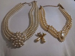 Costume Jewlery 2 Necklaces And 1 Set Of Earrings Costume Pearls