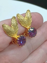 Vintage Purple Rhinestone Clip Earrings Gold Tone Fairy Bug Wings Repousse 3/4″