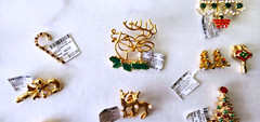 21 pc CHRISTMAS JEWELRY LOT BROOCH EARRINGS RHINESTONE GERRY’S, Louis Guisti, AK