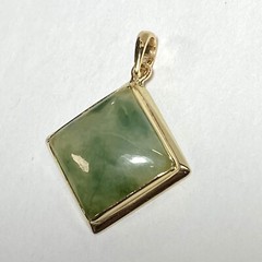 Ming’s Honolulu 14K Yellow Gold Square Cabochon Jade 18mm Pendant 5.2 g