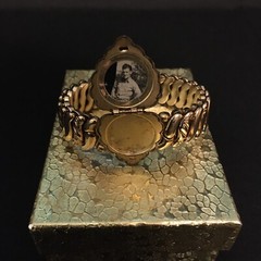 VTG LA MODE “Precious Metal” WWII SWEETHEART EXPANSION STRETCH LOCKET BRACELET