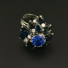 VINTAGE 1960’S 0.60 CTW DIAMOND + 11 CTW SAPPHIRE RING – 18K YG 14.74 GRAMS