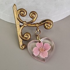 Vintage Dried Pink Flower Brooch Heart Dangle Gold Plated Bracket 1.25″