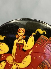 Vintage UNBRANDED USSR KHOLUI Papier-Mâché Hand Painted Folk Dance Brooch Pin