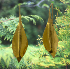 Vintage Y2K Gold Tone Figural Leaf Pierced Dangle Drop Earrings Modernist Carded