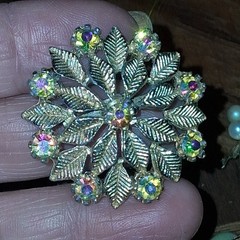 VINTAGE BROOCH, PENDANT, EARRINGS LOT X 9 PCS JUDY LEE(NEEDS PIN) MONET GOLD FI