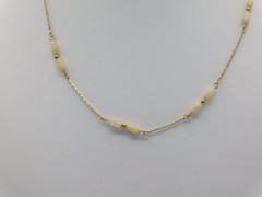 B619-VINTAGE NECKLACE~GOLD TONE/CREAM BEADS~MEDICI~17.5″
