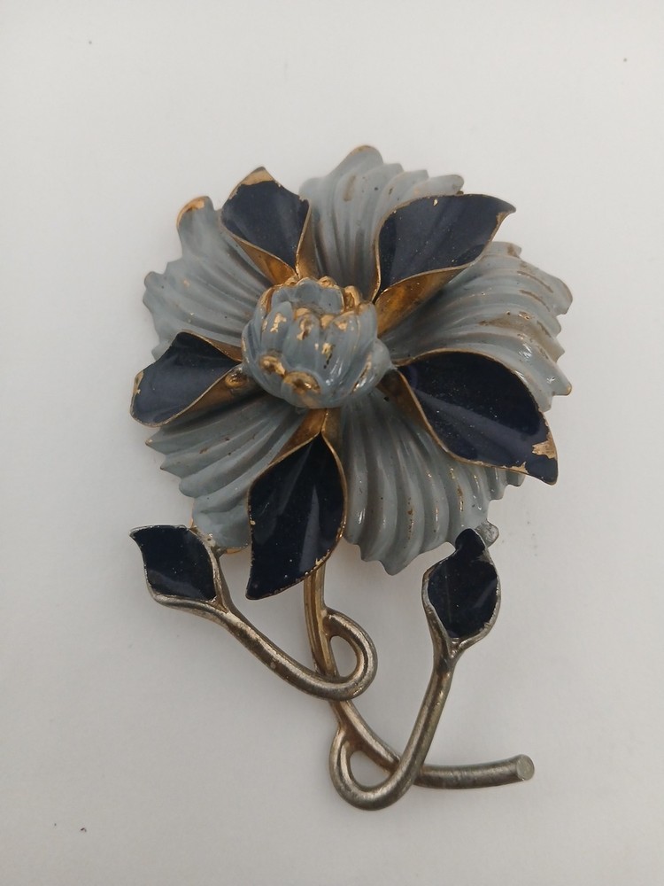 1930s 3.5 in gold tone 3D gray black enamel Flower design fur/dress clip