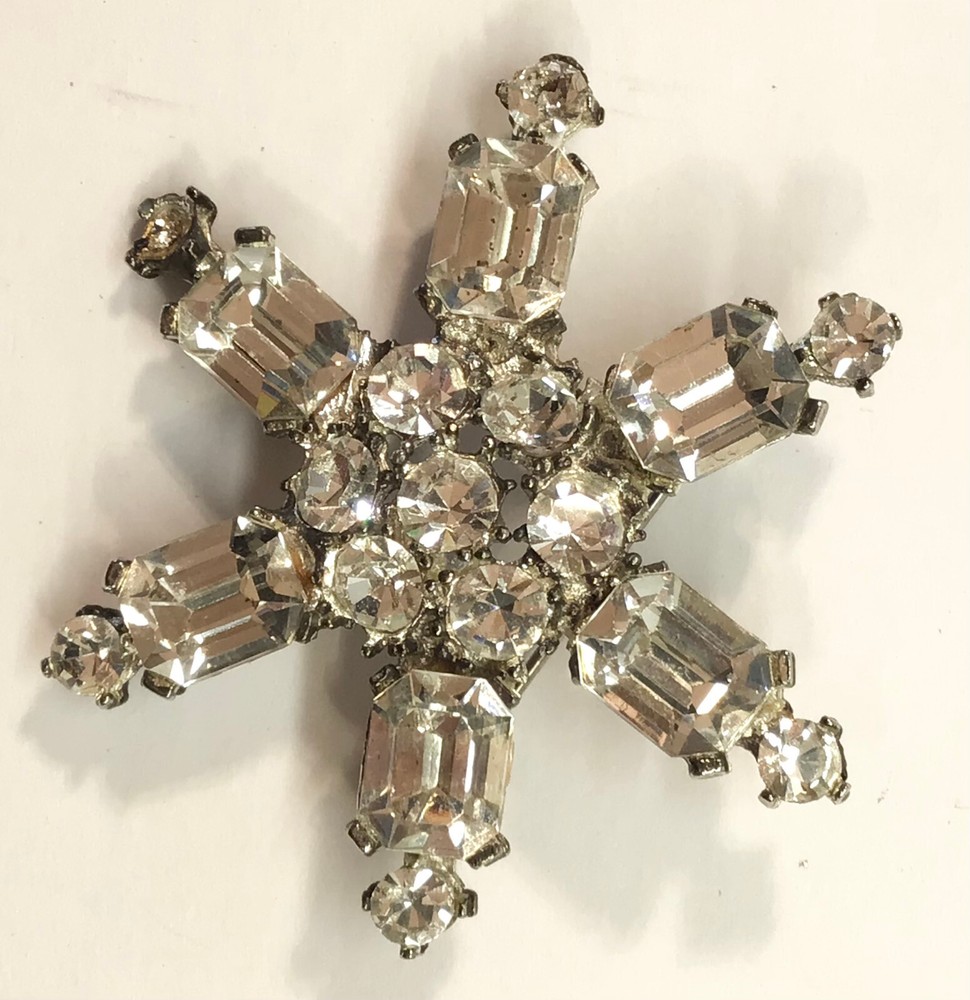 WEISS Vintage Snowflake Pin 2″ Diameter, Secure Clasp, 1 Stone Missing