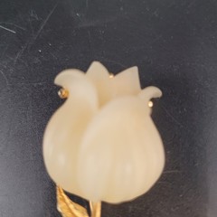 Vin 2.5 in Retro Flower Brooch Gold Tone Cream Colored Rose Hard Plastic