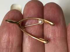 VINTAGE~14K YELLOW GOLD PEARL FIGURAL WISHBONE PIN BROOCH~2.8g~GOOD LUCK JUNE