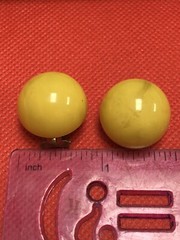 VINTAGE BRASS & BUTTERSCOTCH BAKELITE 0.75″ OR 21 MM BALL SNAP ON EARRINGS