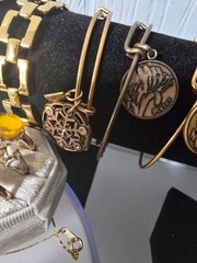 WOW Nice Versatile Vintage/Now Gold Tone Jewelry lot Some Signed