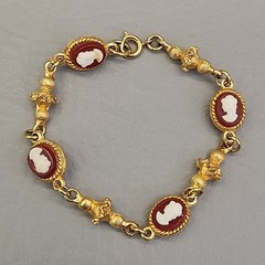 Vintage Cameo Bracelet Linked Gold Tone Chain Resin Missing One 6.25″