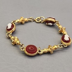 Vintage Cameo Bracelet Linked Gold Tone Chain Resin Missing One 6.25″