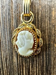 Antique/Vintage 12K GF Carved Shell Cameo Pendant Necklace In Box