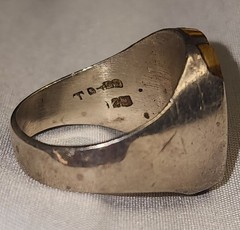Vintage Sterling silver ring features an inlaid tiger’s eye , SZ 11.25, Signed