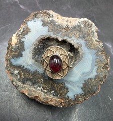 Vtg 40s-50s Handcrafted Oval Cabochon Garnet Bezel-Set Ring 925 Sterling Silver