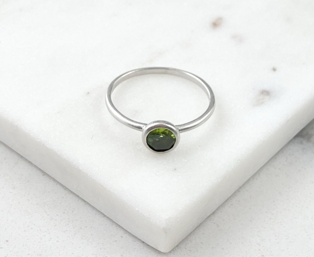 Vintage 925 Sterling Silver Green Peridot Glass Solitaire Band Ring Size 11.25