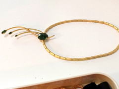 VTG 18″FAUX GOLD LINK NECKLACE-SIMULATED EMERALD PENDANT/PIN -MAGNETIC CLASP