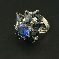 VINTAGE 1960’S 0.60 CTW DIAMOND + 11 CTW SAPPHIRE RING – 18K YG 14.74 GRAMS