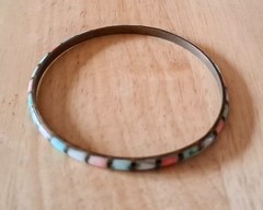 Vintage Jewelry Colorful Rectangular Dyed Shell Inlays on Brass Bangle Bracelet