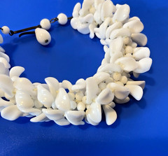 VTG WHITE MILK GLASS CLUSTER BRACELET W WIRED BEADS & PETALS FITS 6″ WRIST
