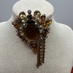 Vtg ‘50/‘60 Alice Caviness Brooch. Crystal/ Glass and dangling fringe. See pics.