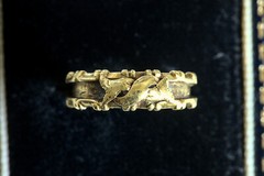 UNUSUAL ANTIQUE EARLY VICTORIAN ENGLISH 15K GOLD SCROLLING MOURNING RING c1840