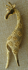 VTG Lg Linda Gal Goldtone Giraffe Pin Brooch Textured Crystal Eyes – SIGNED LG
