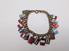 Vintage Enamel World Flag Charm Bracelet Brass Tone Travel Souvenir 18 Flags 7″